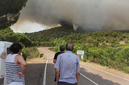 Vecinos del término municipal de Nerva (Huelga), observan el incendio declarado esta tarde y en el que efectivos del Plan Infoca trabajan para su extinción.