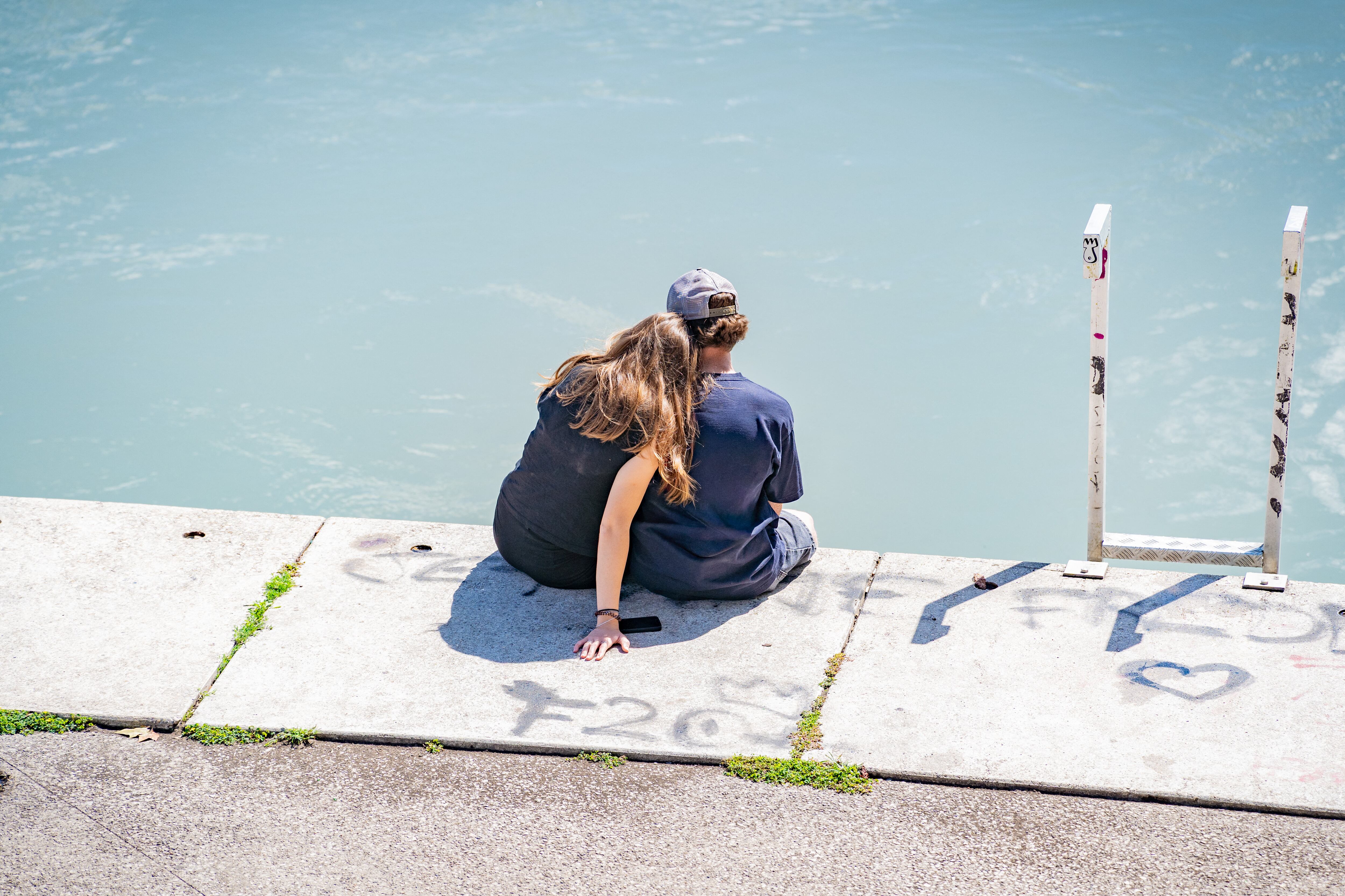 Una pareja se relaja al borde de un río en Lyon.