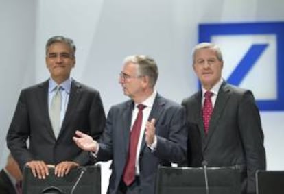 El presidente de la junta administrativa del Deutsche Bank, Jürgen Fitschen (der) y Anshu Jain (izq), asisten al encuentro general de accionistas del banco en el Festhalle de Fráncfort, en Alemania, hoy jueves 23 de mayo de 2013.