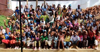 Primera foto de grupo tomada con madres y niños beneficiacios de Irembo en Kigali, Ruanda. La ong inició una campaña de crowfunding con apoyo de actores, entre ellos de la serie Juego de Tronos, para construir un taller de costura y formar a mujeres. Hoy, hay 25 empleadas que pueden costear los estudios de sus hijos.
