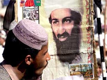 Un paquistaní besa un cartel con la fotografía de Osama Bin Laden durante una manifestación en Quetta.