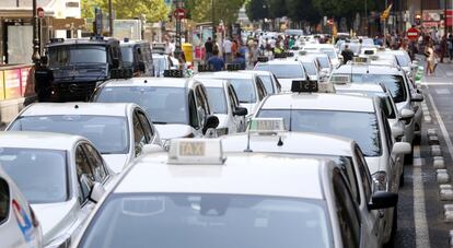 Taxistas de València han parado sus vehículos a última hora de la mañana de en los dos carriles centrales de la calle Colón, en la que se encuentra la sede de la Delegación del Gobierno, como protesta por la proliferación de licencias VTC.