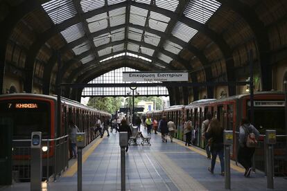 Varias personas se suben a un tren de Atenas que se ha puesto en servicio para trasladar a los que participan en las manifestaciones en Grecia.