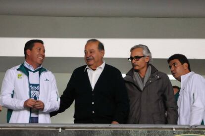 Carlos Slim, de casaco preto e camisa branca, no camarote do León.