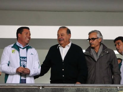 Carlos Slim, de casaco preto e camisa branca, no camarote do León.