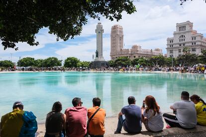 Miles de personas manifestándose contra los abusos del turismo de masas, en Santa Cruz de Tenerife, el 20 de abril.