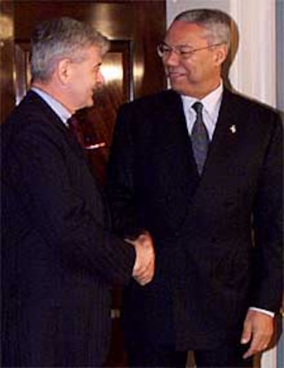 Joschka Fischer (izquierda) y Colin Powell, ayer, en Washington.