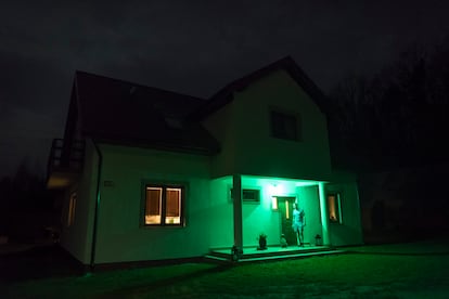 Mariusz Kozak, vecino de Pogorcelze (Polonia), se ha sumado a una iniciativa para ayudar a los refugiados que puedan pasar por su zona, ya que su casa está rodeada por el bosque.