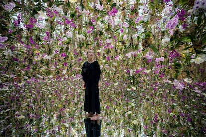 Un espectáculo más que visual, para todos los sentidos. En la imagen, una de las obras expuestas, 'Jardín de flores flotante: Las flores y yo venimos de la misma raíz, el jardín y yo somos uno', en el museo creativo ‘teamLab Planets’, en Tokio (Japón).