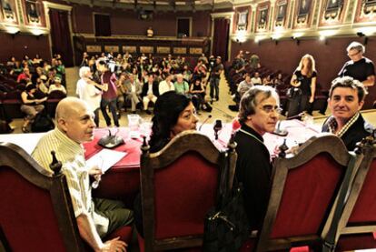 Javier Lostalé (izquierda), Almudena Grandes, el profesor y promotor del manifiesto Miguel Ángel Sánchez del Valle (derecha) y el escritor Luis García Montero, en el Ateneo de Madrid.