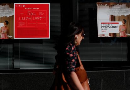 Una mujer pasa por delante de varios anuncios de hipotecas en Madrid, en una imagen de archivo.