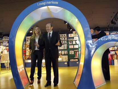 Rubalcaba en la tienda de Imaginarium en Zaragoza