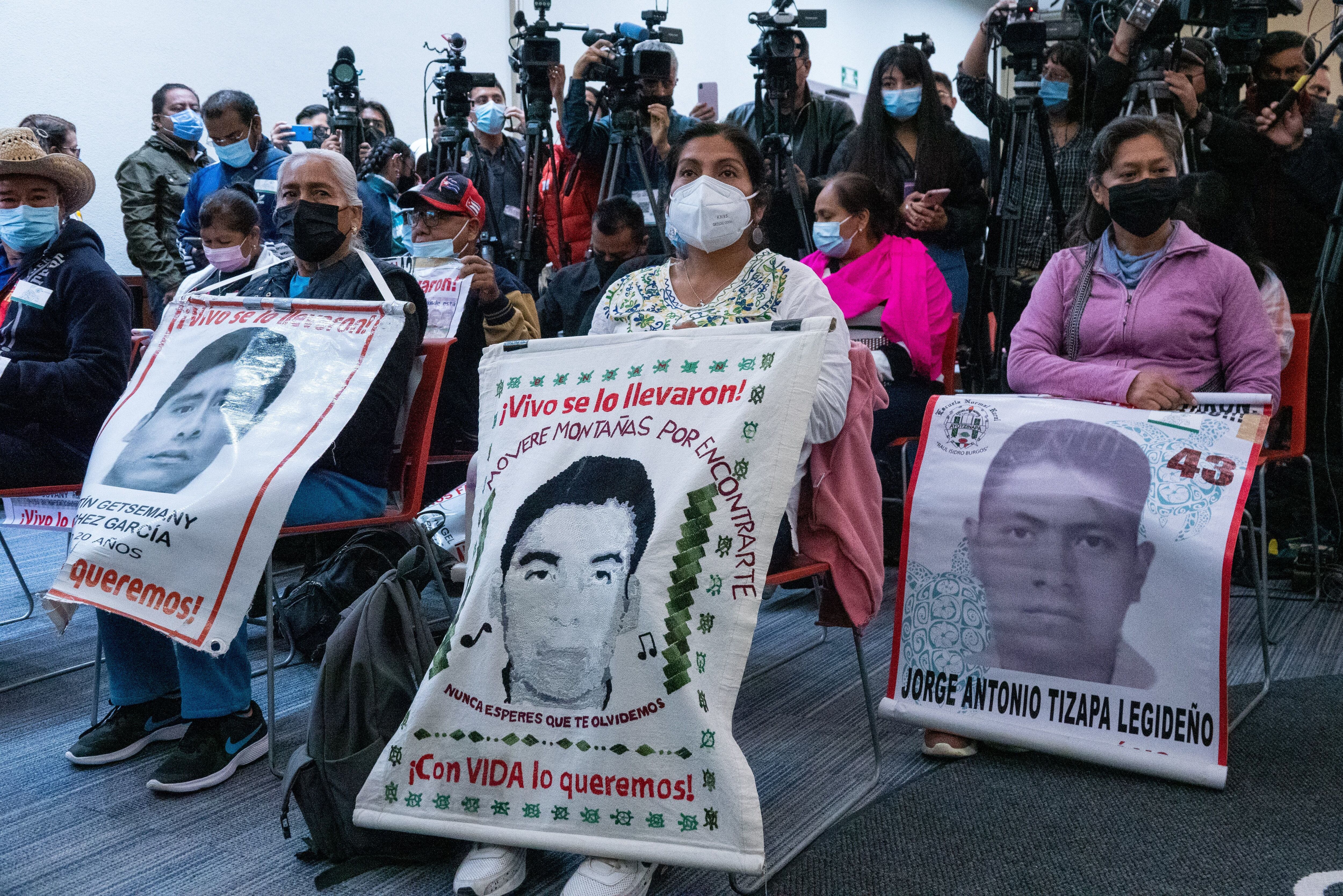 Padres de los 43 alumnos normalistas de Ayotzinapa, durante una presentación de pruebas del GIEI, en Ciudad de México, el 29 de septiembre de 2022.