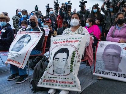 Padres de los 43 alumnos normalistas de Ayotzinapa, durante una presentación de pruebas del GIEI, en Ciudad de México, el 29 de septiembre de 2022.