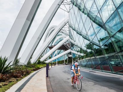 Un cicloturista en Gardens by the Bay, en Singapur, junto al edificio Flower Dome.