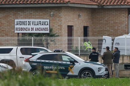 Agentes de la Guardia Civil en el exterior de la residencia de mayores en Villafranca de Ebro, este viernes. 