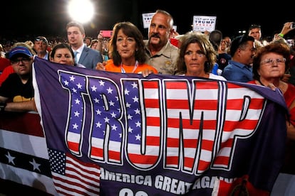 Los partidarios se reúnen con el candidato republicano a la presidencia estadounidense Donald Trump en Tampa, Florida (EE UU) el 24 de octubre.
