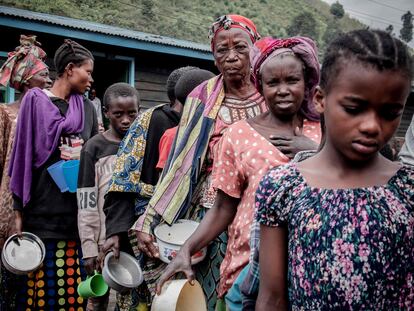Ciudadanos de Goma desplazados en Sake por la actividad del volcán Nyiragongo reciben ayuda de la organización ciudadana Lucha este viernes.