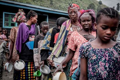 Ciudadanos de Goma desplazados en Sake por la actividad del volcán Nyiragongo reciben ayuda de la organización ciudadana Lucha este viernes.