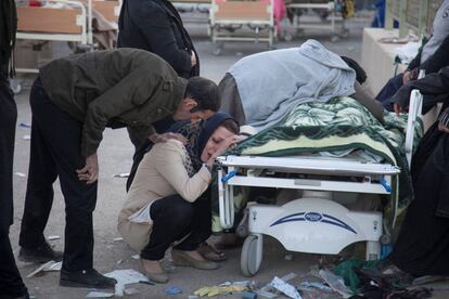 Una mujer llora junto al cuerpo de un familiar fallecido tras el terremoto en la ciudad de Sarpol-e Zahab (Irán).