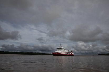 El Forth Hope en medio del río Ucayali. Más de 20 días después llegó al lugar donde este gran río desemboca en el gigantesco Amazonas.