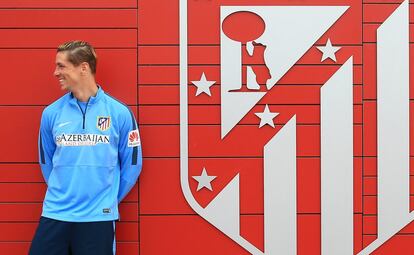 Fernando Torres, jugador del Atlético de Madrid, fotografiado en las instalaciones del club en Cerro del Espino, junto a un escudo gigante del equipo, el 15 de marzo de 2015.