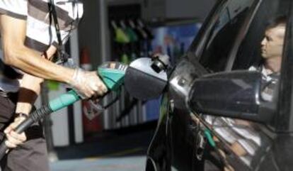 Un conductor reposta hoy en una gasolinera de Madrid. EFE/Archivo