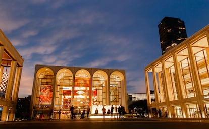 Metropolitan Opera House (Nueva York, EE UU). Es la referencia operística en Estados Unidos y una de las más importantes del mundo. Está en el complejo del Lincoln Center, que reúne los espacios escénicos más relevantes de Manhattan con una oferta impresionante de lo mejor en ópera, ballet y música sinfónica. La Metropolitan Opera House tiene las paredes del vestíbulo decoradas con los murales de saturados colores de Marc Chagall. Todas las noches hay actuaciones y espectáculos programados, así que lo único que uno puede hacer es consultar la cartelera en la web del Lincoln Center y disponerse a disfrutar de lo mejor de lo mejor.