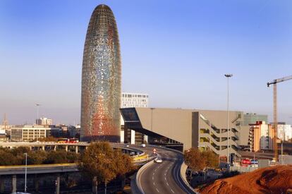 La Torre Agbar de Jean Nouvel a la izquierda.