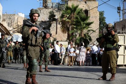 Un grupo de colonos israelíes se manifestaba el sábado en Hebrón bajo protección de los militares de Israel.