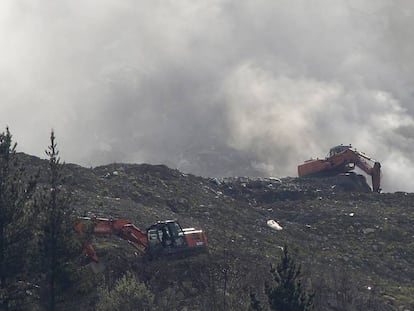 Dos máquinas actúan sobre el derrumbamiento de Zaldibar.