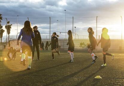 Las niñas del Valencia CF Féminas Alevín A,  líderes en una liga de fútbol solo de chicos.
