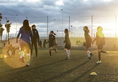 Las niñas del Valencia CF Féminas Alevín A, durante un entrenamiento.