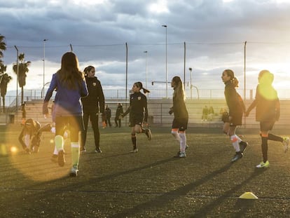 Las niñas del Valencia CF Féminas Alevín A, durante un entrenamiento.