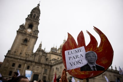 "Lume para vós", "fuego para vosotros", en un cartel con la cara de Alfonso Rueda ante la Torre da Berenguela de la Catedral de Santiago.