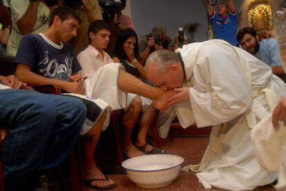 El arzobispo de Buenos Aires, Jorge Mario Bergoglio, besando los pies a gente pobre y drogadicta, durante la celebración de Jueves Santo en Buenos Aires (Argentina), el 20 de marzo de 2008.