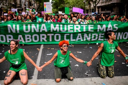 Mulheres em frente ao Congresso argentino acompanham votação.