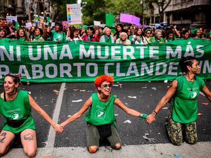 Mujeres marchan frente al Congreso argentino por una ley de aborto legal.