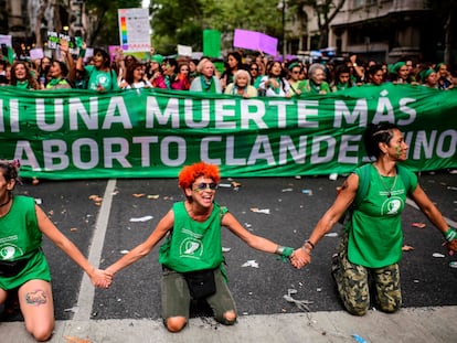Mulheres protestam em frente ao Congreso argentino por uma lei de aborto legal, em março.