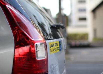 Adesivo de apoio a Lava Jato em um carro.