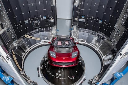 Un Tesla Roadster rojo dentro del cohete SpaceX Falcon Heavy, en Cabo Cañaveral, Florida, EE. UU, que será utilizado como una carga útil ficticia para el lanzamiento del mismo