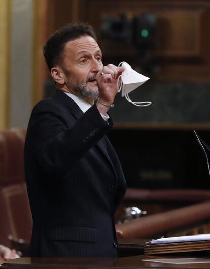 Edmundo Bal, portavoz de Ciudadanos, muestra una mascarilla durante su participación en el pleno.