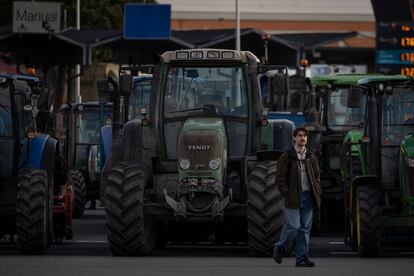 Protesta de agricultores frente a uno de los accesos a Mercabarna, este martes.

