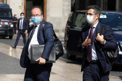 El ministro de Cultura, Miquel Iceta (i) y el ministro de la Presidencia, Félix Bolaños (d), este miércoles, antes de entrar en la reunión de la mesa de diálogo, en Barcelona.