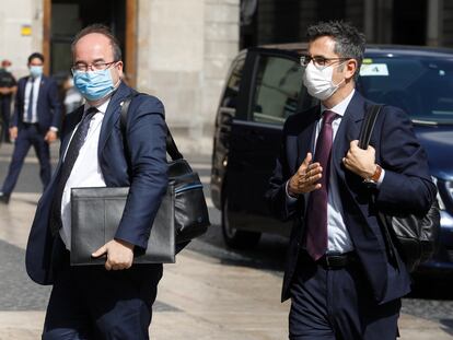 El ministro de Cultura, Miquel Iceta (i) y el ministro de la Presidencia, Félix Bolaños (d), este miércoles, antes de entrar en la reunión de la mesa de diálogo, en Barcelona.