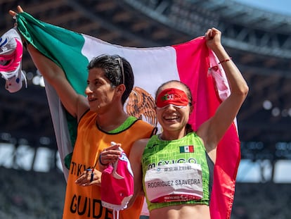 Mónica Olivia Rodriguez Saavedra y su guía Kevin Aguilar celebran el oro tras ganar en los 1.500 metros en los Juegos Paralímpicos.