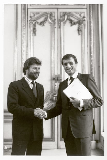 Alain Dominique Perrin y el ministro de Cultura François Léotard (derecha) presentan su ley de mecenazgo en 1986.