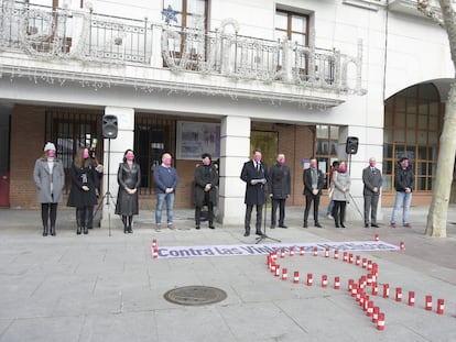 Los representantes políticos de Torrejón de Ardoz (Madrid) durante el minuto de silencio este viernes.