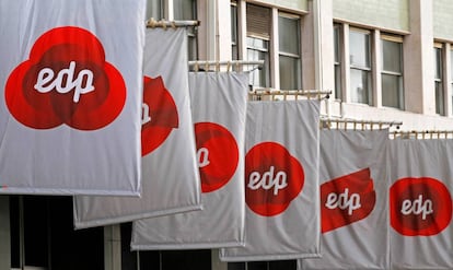 Logo de EDP en las oficinas centrales de la compañía.