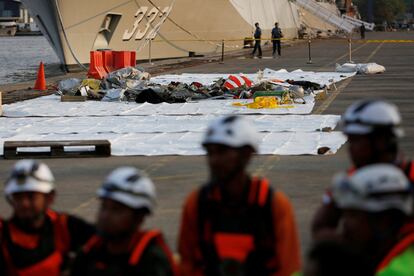 Restos recuperados del avión de Lion Air sobre el puerto de Tanjung Priok, en Yakarta.